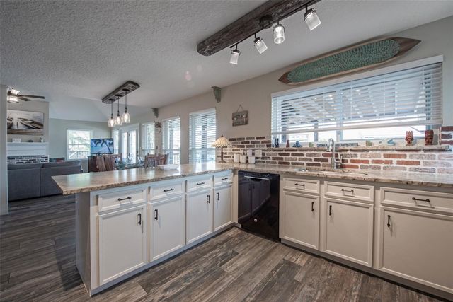 207 Easterly Drive, Tiki Island, TX 77554