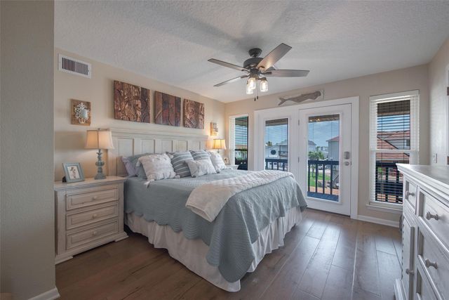 207 Easterly Drive, Tiki Island, TX 77554