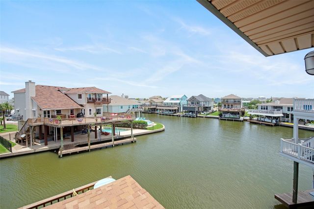 207 Easterly Drive, Tiki Island, TX 77554