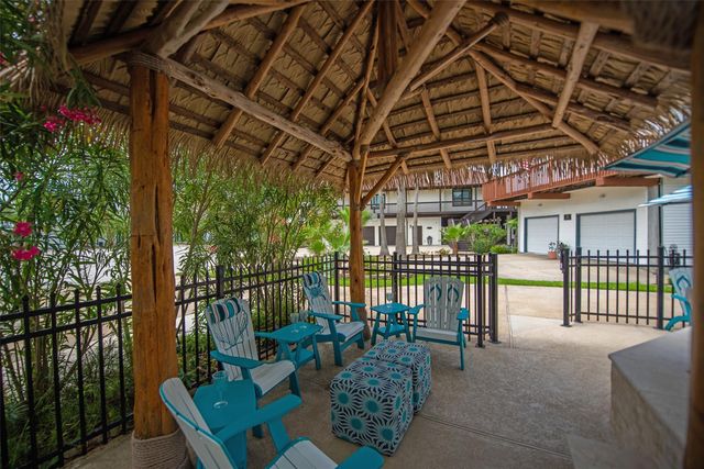 207 Easterly Drive, Tiki Island, TX 77554