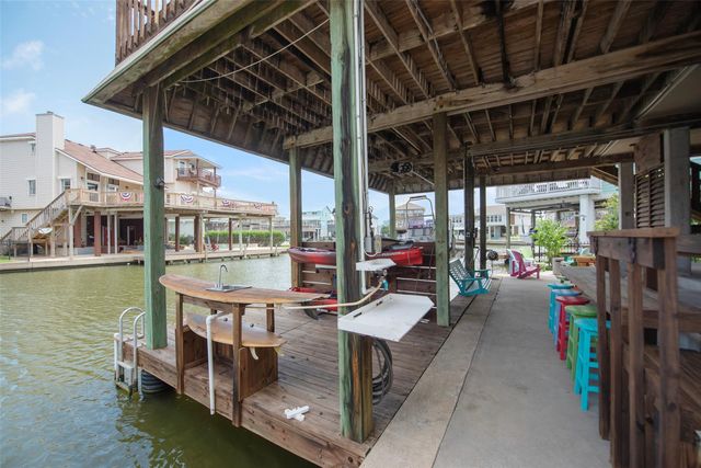 207 Easterly Drive, Tiki Island, TX 77554