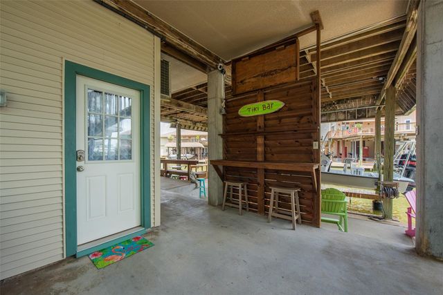 207 Easterly Drive, Tiki Island, TX 77554