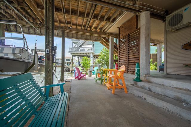 207 Easterly Drive, Tiki Island, TX 77554