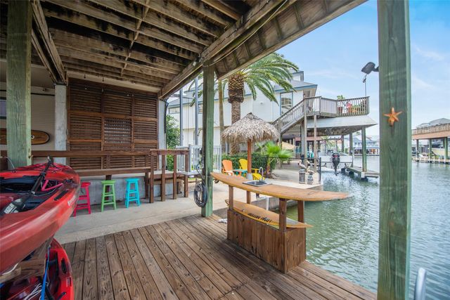 207 Easterly Drive, Tiki Island, TX 77554
