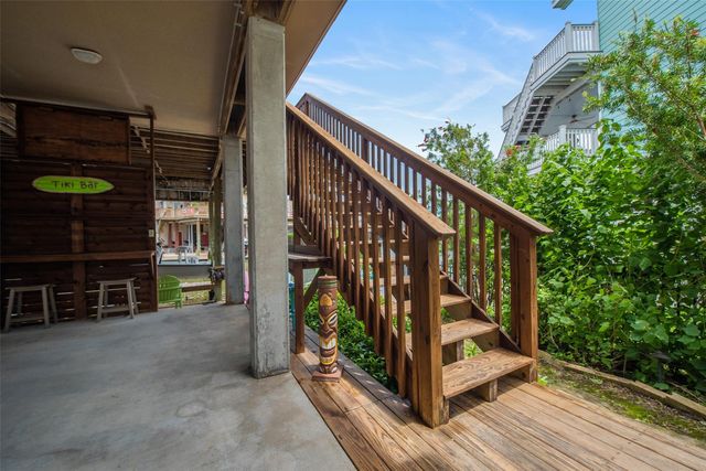 207 Easterly Drive, Tiki Island, TX 77554