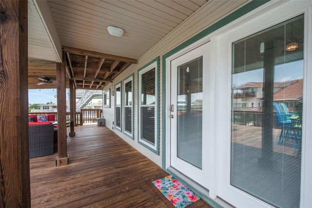 207 Easterly Drive, Tiki Island, TX 77554
