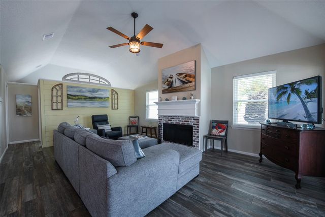 207 Easterly Drive, Tiki Island, TX 77554