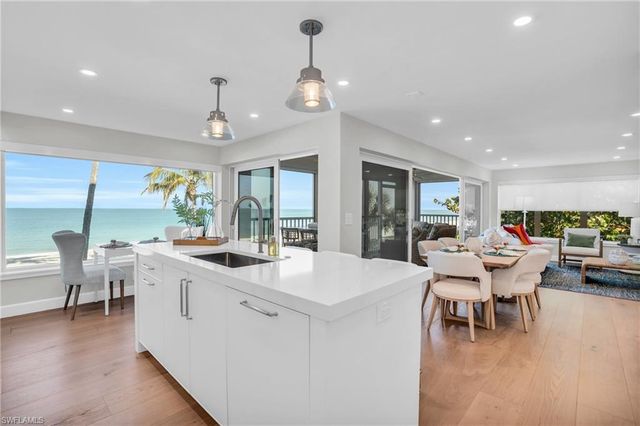 9517 Gulf Shore DR 202, Naples, FL 34108
