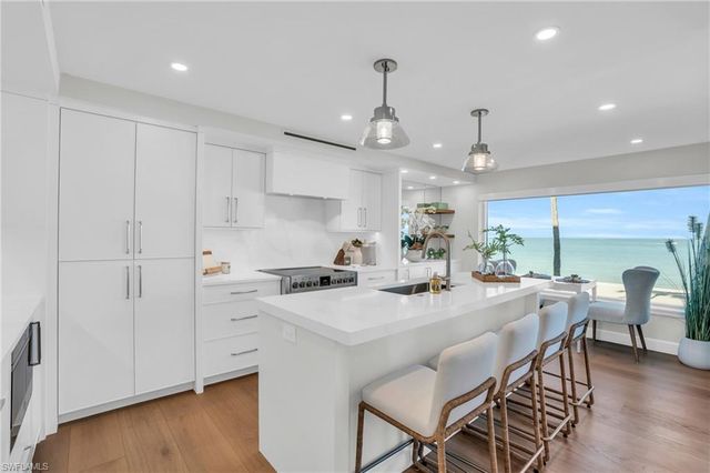 9517 Gulf Shore DR 202, Naples, FL 34108