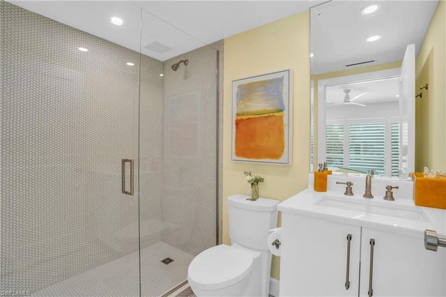 9517 Gulf Shore DR 202, Naples, FL 34108