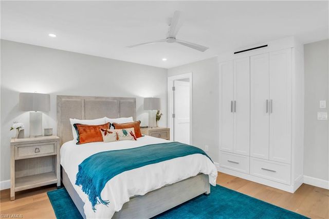 9517 Gulf Shore DR 202, Naples, FL 34108
