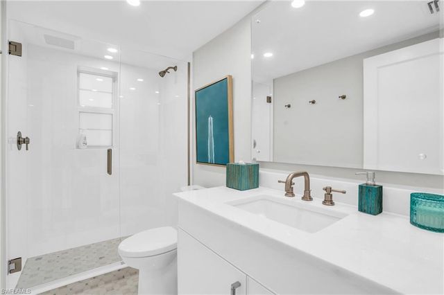 9517 Gulf Shore DR 202, Naples, FL 34108