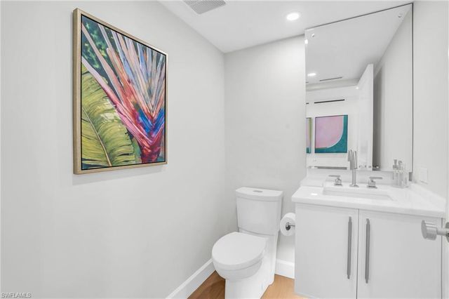 9517 Gulf Shore DR 202, Naples, FL 34108