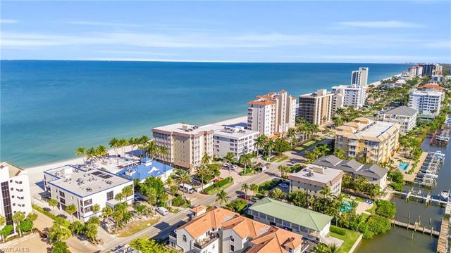 9517 Gulf Shore DR 202, Naples, FL 34108