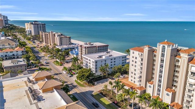 9517 Gulf Shore DR 202, Naples, FL 34108