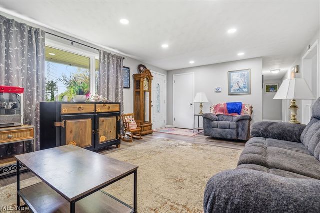 2148 Clearview Street NE, Massillon, OH 44646