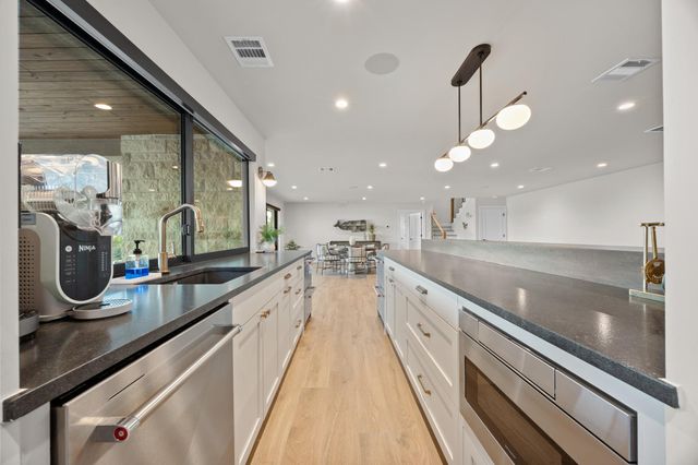 347 Venture BLVD S, Point Venture, TX 78645