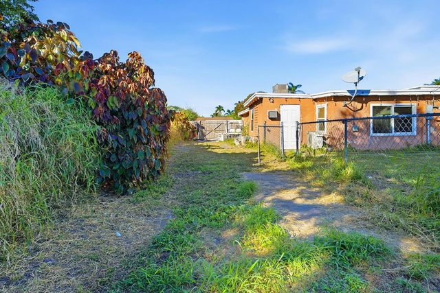 333 Mid Pines Road, Palm Springs, FL 33461