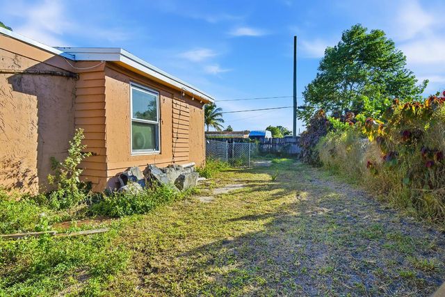 333 Mid Pines Road, Palm Springs, FL 33461