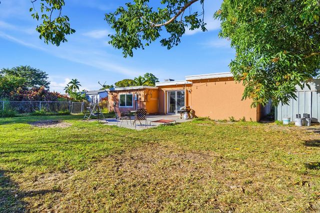 333 Mid Pines Road, Palm Springs, FL 33461