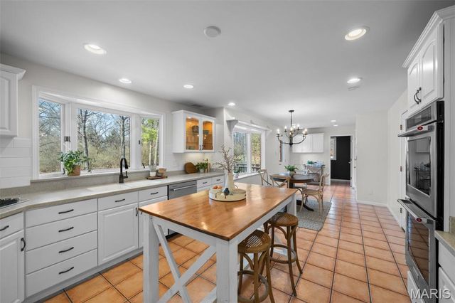 29 Summerhill Lane, Town And Country, MO 63017