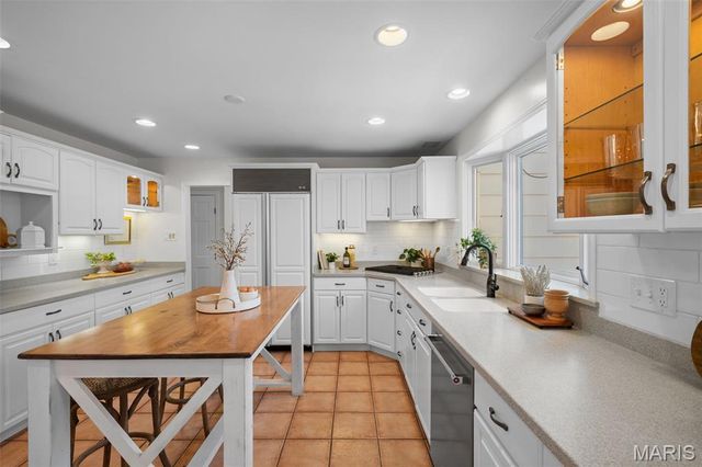 29 Summerhill Lane, Town And Country, MO 63017