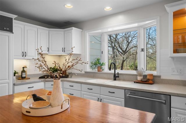 29 Summerhill Lane, Town And Country, MO 63017