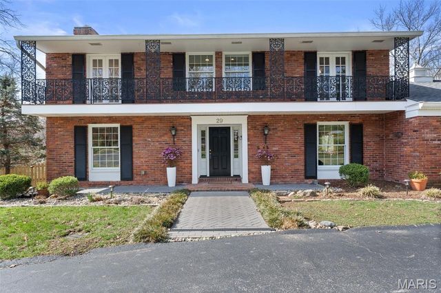 29 Summerhill Lane, Town And Country, MO 63017