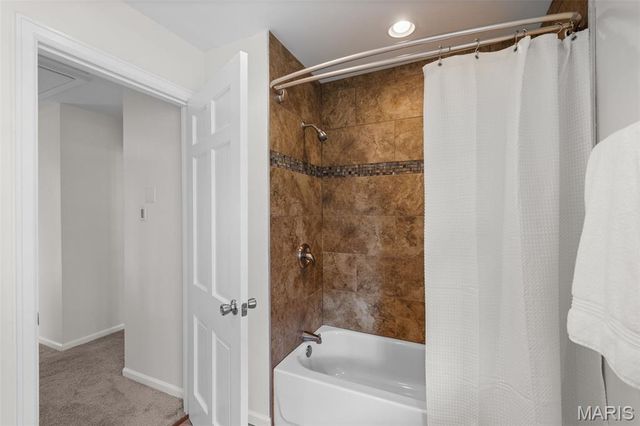 29 Summerhill Lane, Town And Country, MO 63017