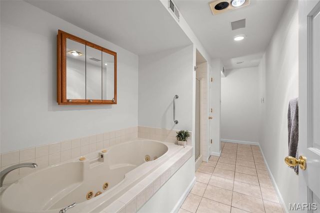 29 Summerhill Lane, Town And Country, MO 63017