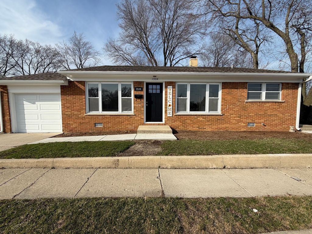 1534 E Palatine Road, Palatine, IL 60074