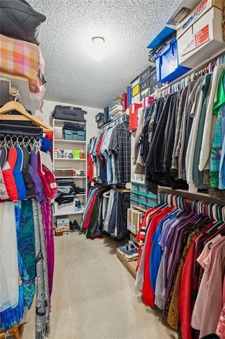 2120 S Lindenwood Drive, Olathe, KS 66062