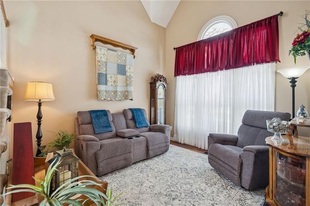 2120 S Lindenwood Drive, Olathe, KS 66062