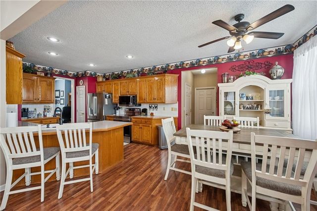 2120 S Lindenwood Drive, Olathe, KS 66062