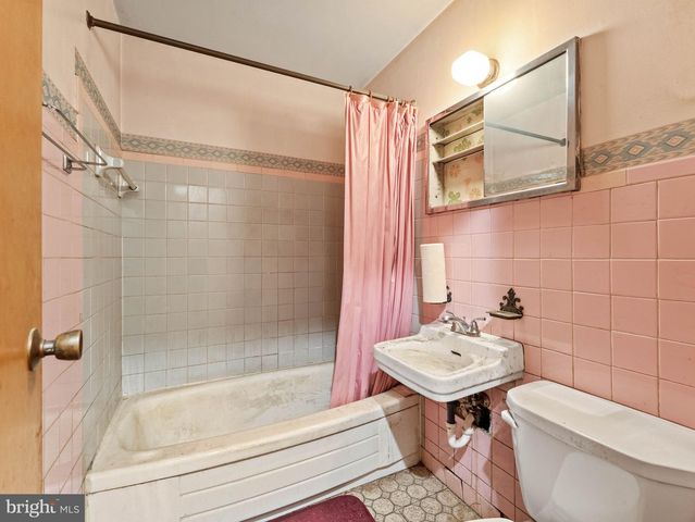 1625 HILLCREST LN, Aston, PA 19014