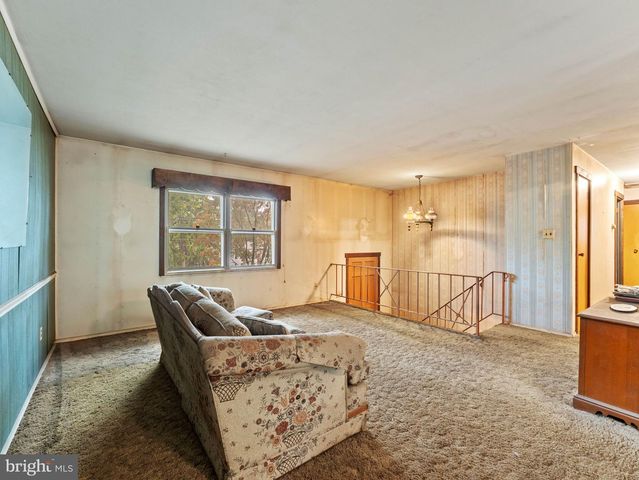 1625 HILLCREST LN, Aston, PA 19014