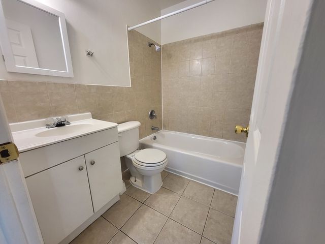 205 Marian Parkway 2A, Crystal Lake, IL 60014