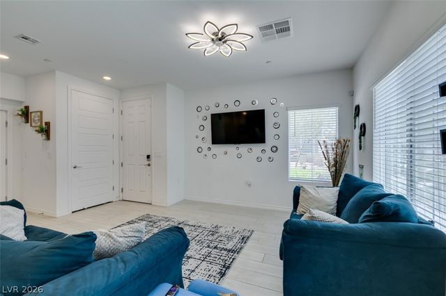 7220 North Decatur Boulevard 5, Las Vegas, NV 89131