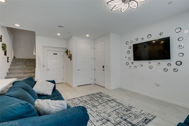 7220 North Decatur Boulevard 5, Las Vegas, NV 89131