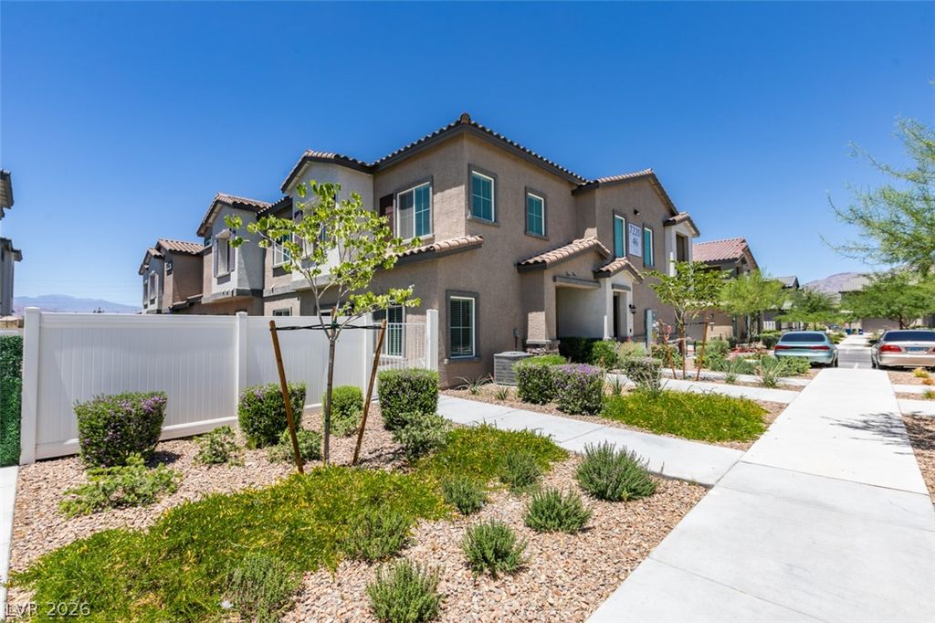 7220 North Decatur Boulevard 5, Las Vegas, NV 89131