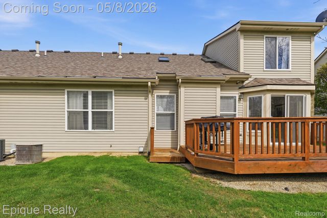 753 Woodhaven Drive, Commerce Charter Township, MI 48390