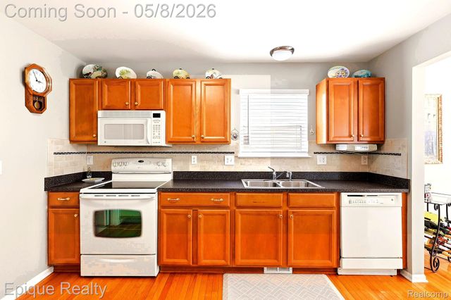 753 Woodhaven Drive, Commerce Charter Township, MI 48390