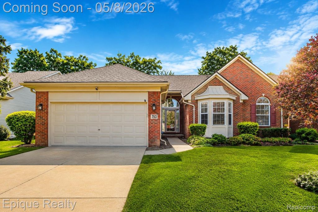 753 Woodhaven Drive, Commerce Charter Township, MI 48390