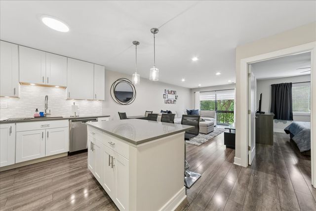 1400 N Elmhurst Road 318, Mount Prospect, IL 60056