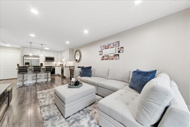 1400 N Elmhurst Road 318, Mount Prospect, IL 60056