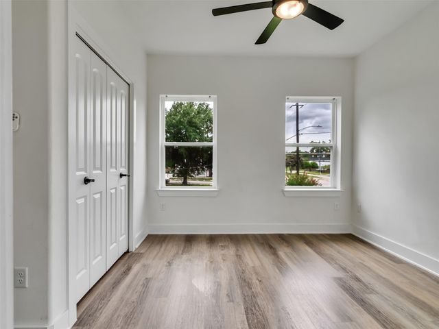 855 S Victory Drive C, Houston, TX 77088