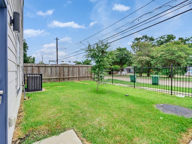 855 S Victory Drive C, Houston, TX 77088