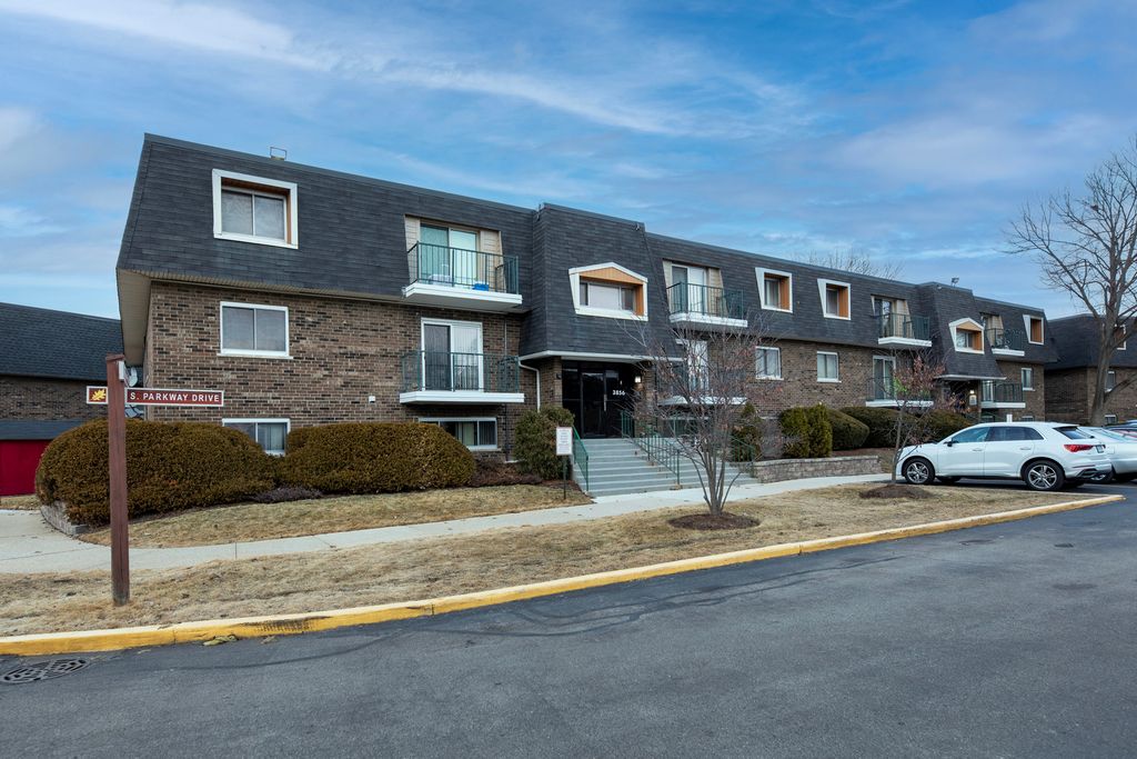 3856 S parkway Drive 3B, Northbrook, IL 60062