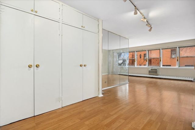 8715 165th St Apt 4B, New York City, NY 11432