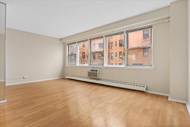 8715 165th St Apt 4B, New York City, NY 11432